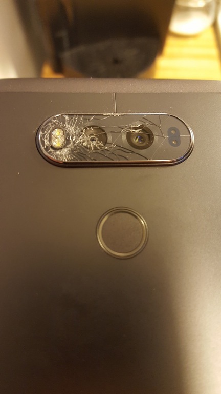 Стеклянная панель основной камеры смартфона LG V20 может самопроизвольно потрескаться
