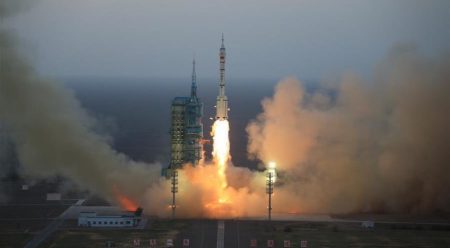 Китай успешно запустил пилотируемый космический корабль «Шэньчжоу-11»
