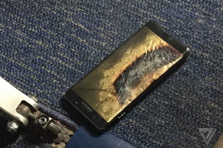 В США эвакуировали самолет из-за загоревшегося смартфона Samsung Galaxy Note7 из новой партии. Производитель сомневается, что это был новый экземпляр