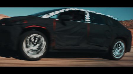 В новом рекламном видеоролике своего электромобиля Faraday Future обещает заново изобрести колесо
