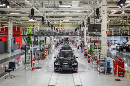 Tesla покупает немецкого производителя промышленных роботов Grohmann Engineering и планирует за два года нарастить выпуск электромобилей в шесть раз – до 500 тыс. в год