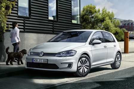 Электромобиль Volkswagen e-Golf 2017-го модельного года получил более мощный двигатель и емкую батарею