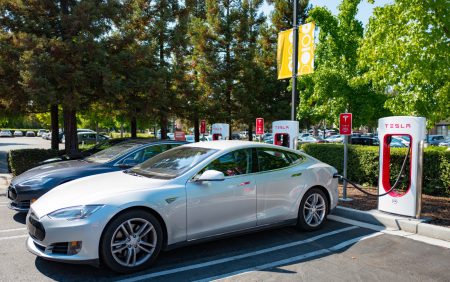 Владельцам электромобилей Tesla, повадившимся парковаться на станциях Supercharger, теперь придется платить за каждую минуту простоя