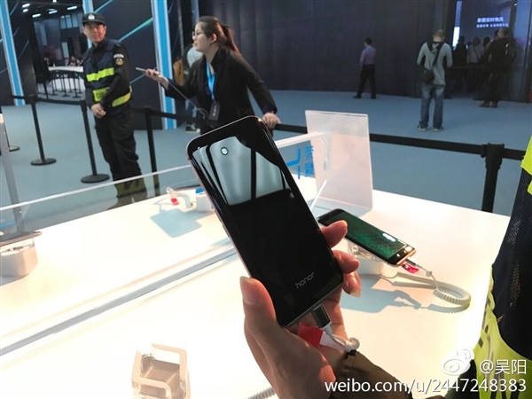 Представлен смартфон Huawei Honor Magic: уникальный дизайн, аккумулятор с графеном и ПО Magic Live, построенное на принципах искусственного интеллекта
