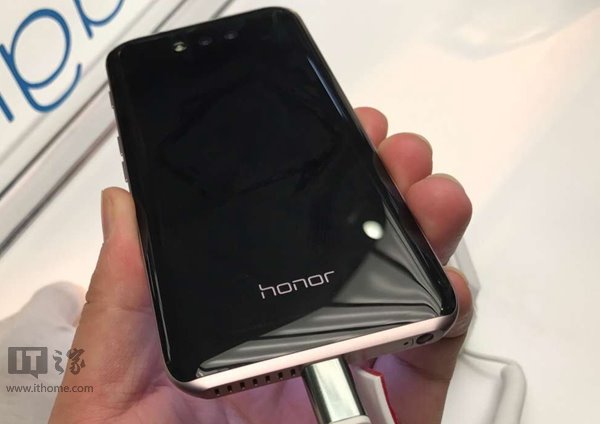 Представлен смартфон Huawei Honor Magic: уникальный дизайн, аккумулятор с графеном и ПО Magic Live, построенное на принципах искусственного интеллекта