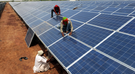 За 8 месяцев Индия построила самую большую в мире солнечную электростанцию из 2,5 млн панелей с роботизированной системой очистки