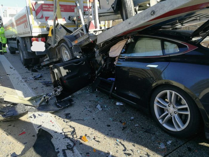 Водитель электромобиля Tesla Model S на «огромной скорости» врезался в фуру и выжил