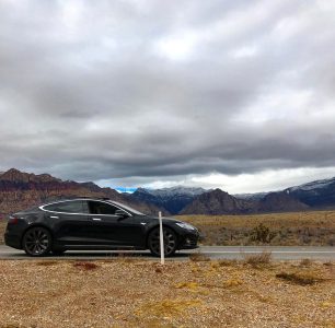 Владелец Tesla Model S застрял в пустыне Мохаве, положившись на возможности управления электрокаром при помощи смартфона