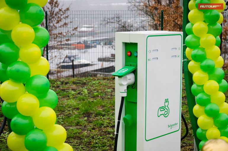 В 2017 году сеть автозаправок WOG установит в Украине 300 зарядных станций для электромобилей, 30 из которых будут скоростными (Supercharge)