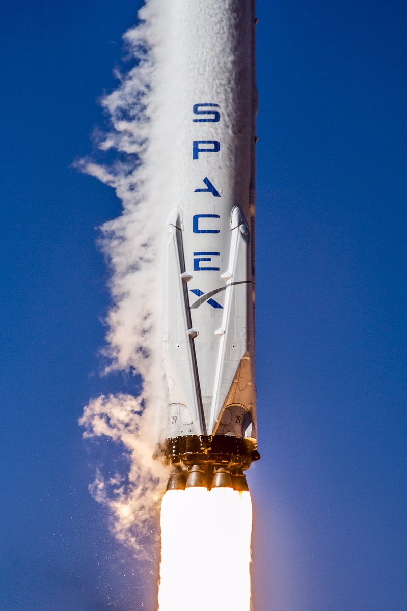 SpaceX впервые после осенней аварии запустила и посадила ракету Falcon 9