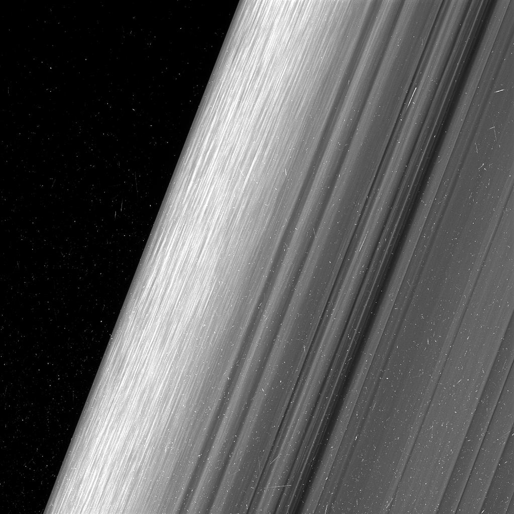 Самые детальные снимки колец Сатурна
