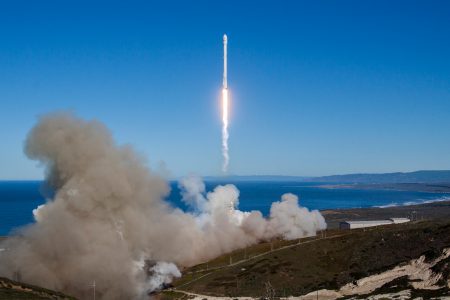 SpaceX впервые после осенней аварии запустила и посадила ракету Falcon 9