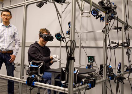Марк Цукерберг показал прототип перчаток виртуальной реальности Oculus