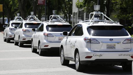 Создатели самоуправляемого автомобиля Google обвинили сотрудников Otto и Uber в краже технологий