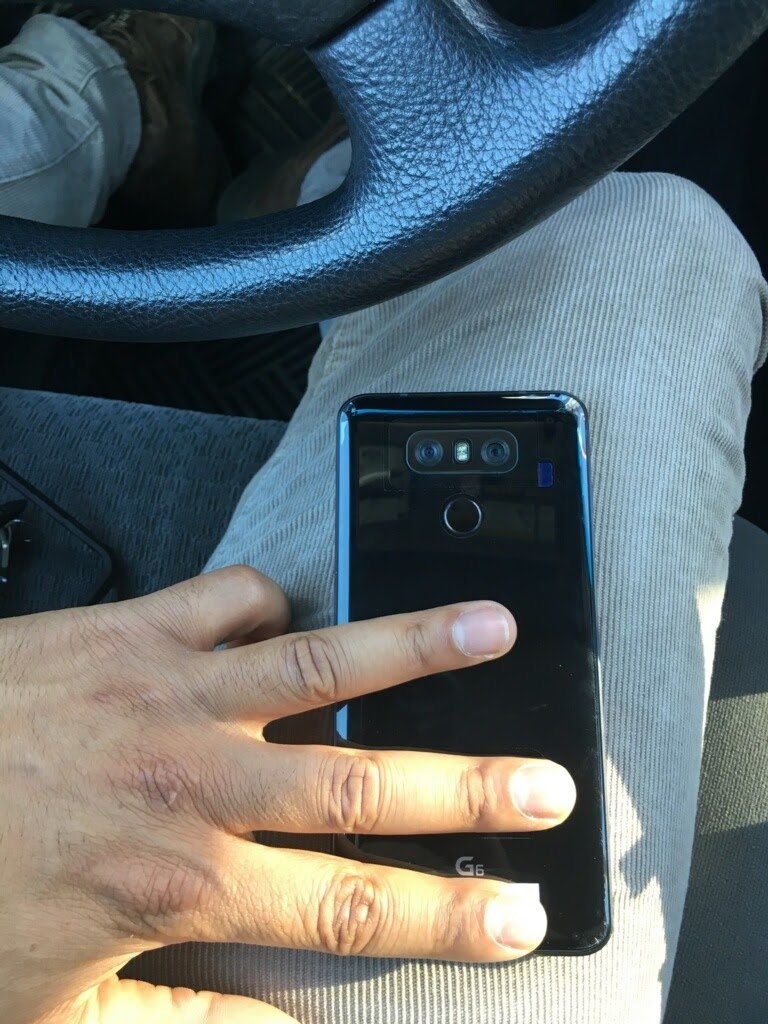 Инсайдерам удалось сфотографировать реальный смартфон LG G6 в глянцевом оформлении Jet Black