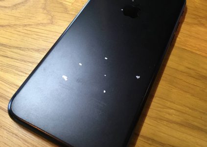 У некоторых смартфонов iPhone 7 в цвете Matte Black начались проблемы с краской