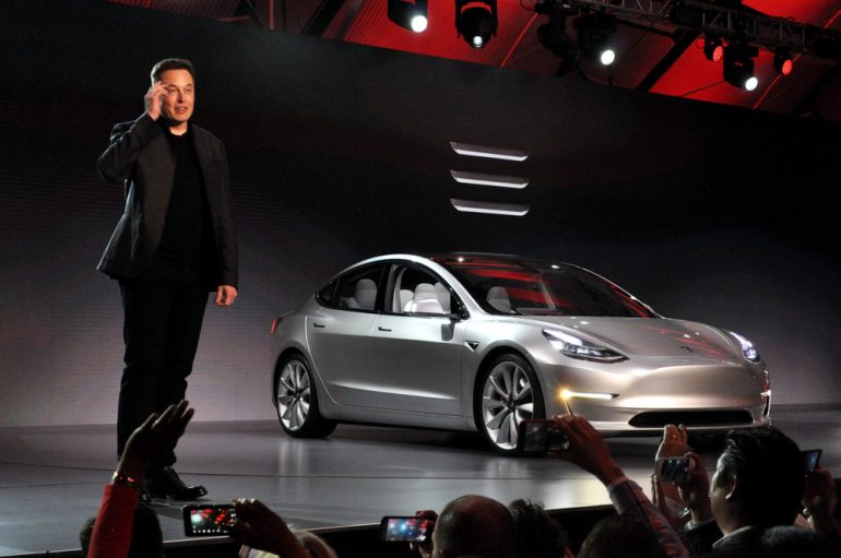 "Меня терзают смутные сомнения": Adidas пожаловался на логотип Tesla Model 3, который слишком сильно напомнил ему собственные "три полоски"