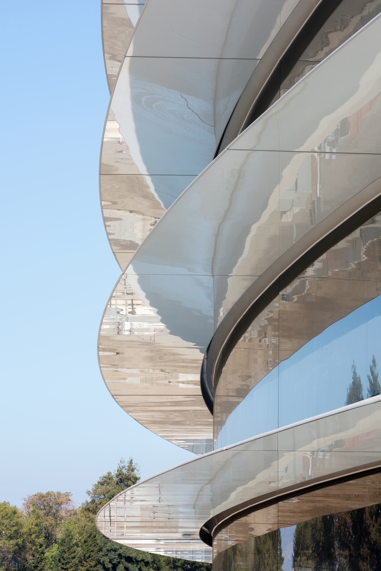 Apple Park – название новой футуристической штаб-квартиры компании, открытие уже в апреле