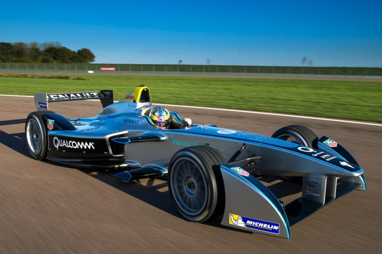 Новые электромобили Spark Racing для Formula E получат футуристический дизайн и аккумуляторы удвоенной емкости, которые наконец позволят проезжать полную дистанцию гонки