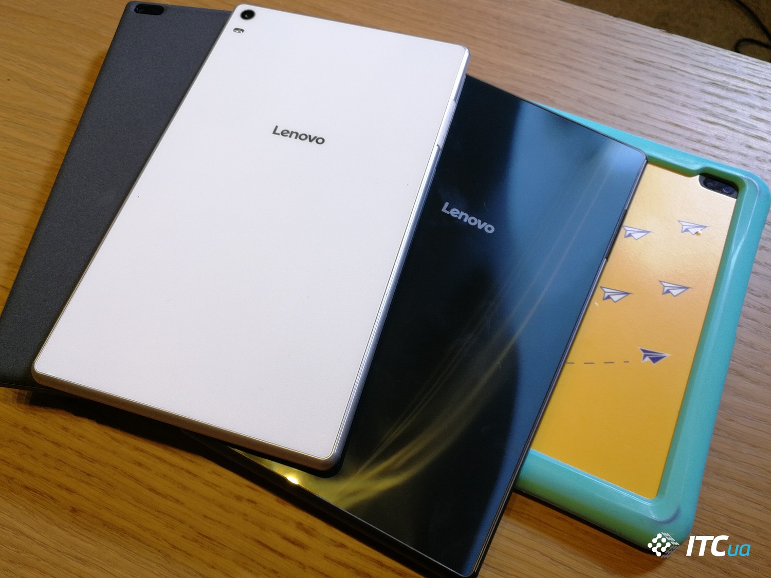Lenovo на MWC 2017: знакомство с универсальными планшетами Tab 4 и ноутбуками Yoga 520 и 720