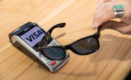 Visa создала солнцезащитные очки для бесконтактных платежей
