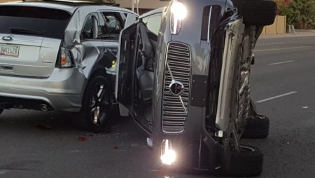 Uber приостановила испытания самоуправляемых автомобилей после аварии в Аризоне (Обновлено: испытания возобновлены)