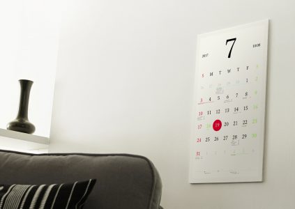 Японский дизайнер создал умный календарь Magic Calendar на основе цветной электронной бумаги (в настенном и настольном вариантах)