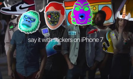 «Почти волшебство»: В новой рекламе Apple устроила битву стикерами в реальном мире