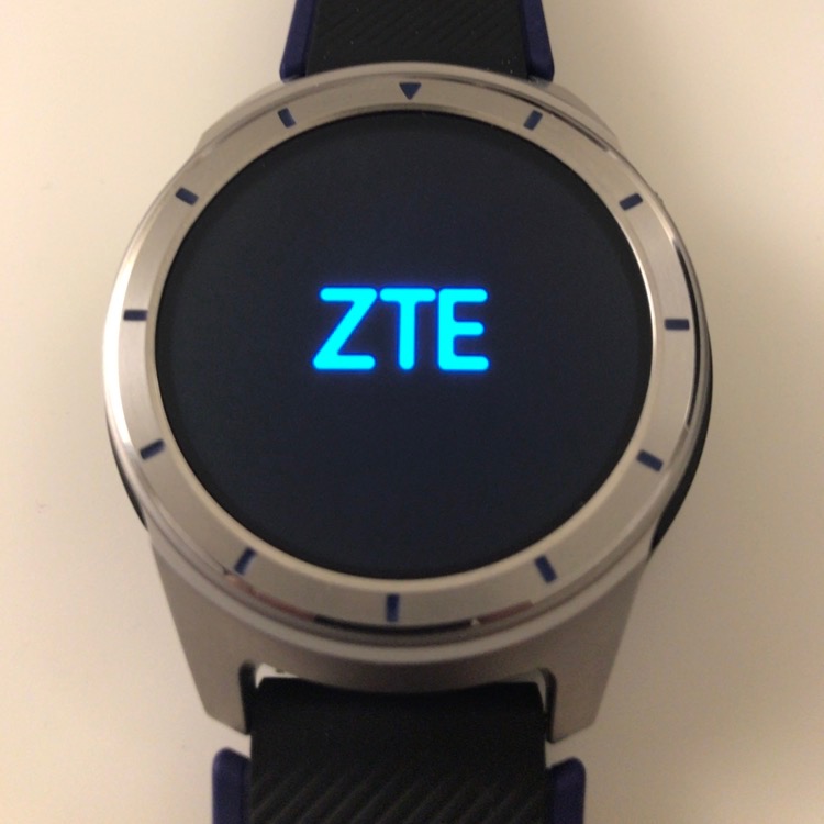 Опубликованы реальные фотографии умных часов ZTE Quartz с ОС Android Wear 2.0