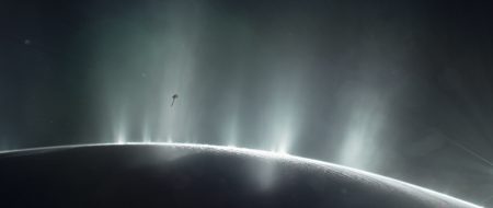 Cassini нашел на спутнике Сатурна Энцеладе условия для существования жизни