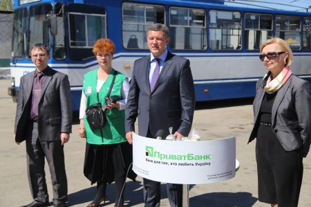 «Передаем кредитки за проезд!»: В Херсоне впервые в Украине установили POS-терминалы в общественном транспорте для оплаты проезда
