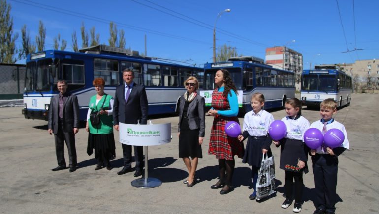 "Передаем кредитки за проезд!": В Херсоне впервые в Украине установили POS-терминалы в общественном транспорте для оплаты проезда