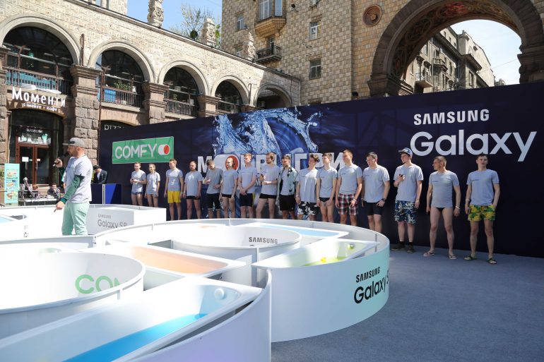 Раздеться за Galaxy S8: в Киеве на Крещатике проходит необычный конкурс