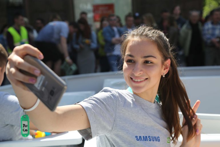 Раздеться за Galaxy S8: в Киеве на Крещатике проходит необычный конкурс