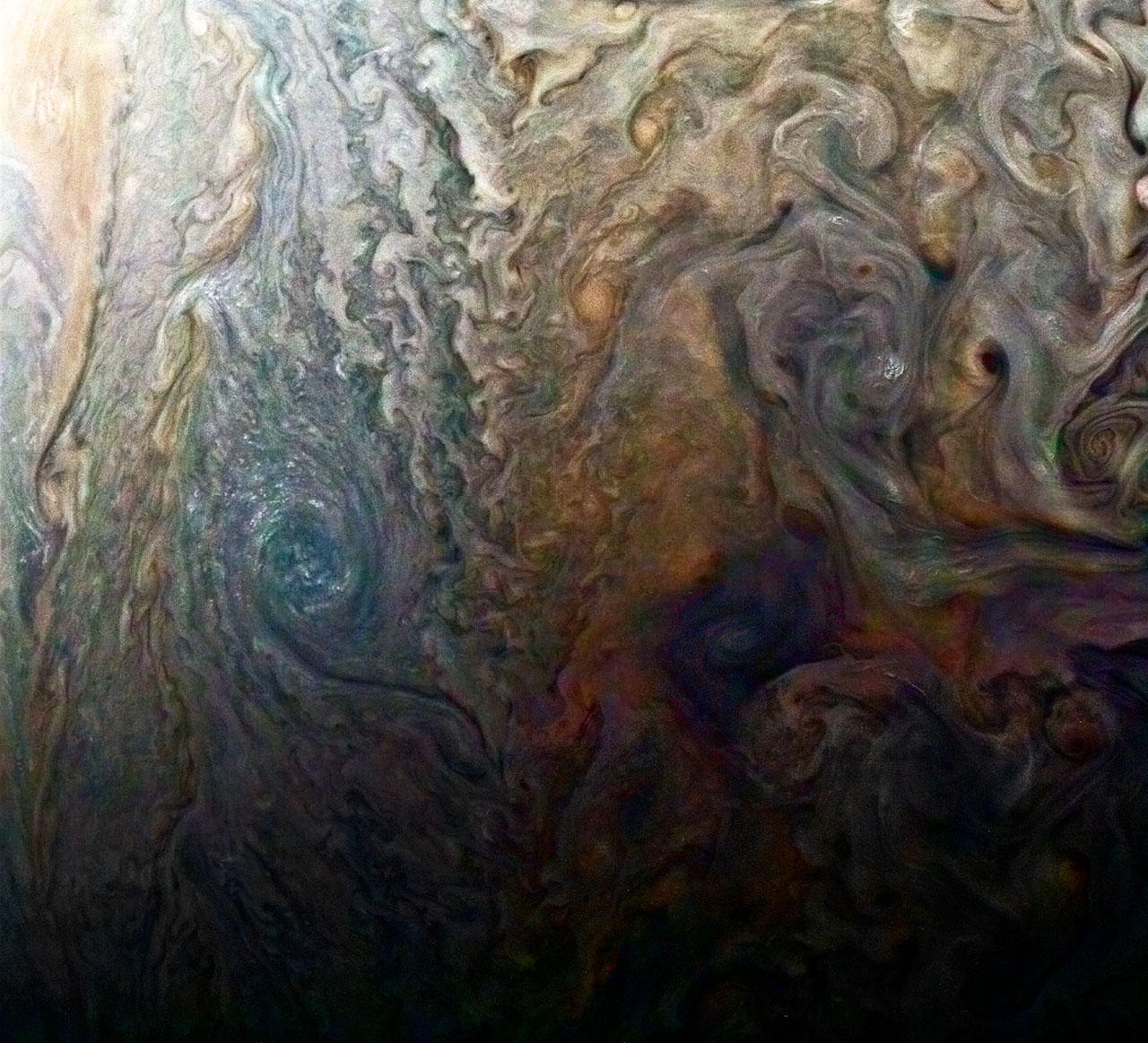 Станция «Юнона» прислала завораживающие снимки облаков Юпитера