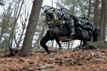 Boston Dynamics занялась трудоустройством своих роботов: курьеры, носильщики, рабочие на заводах