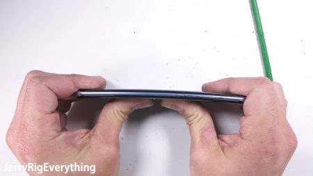 Смартфон Samsung Galaxy S8 нельзя согнуть обычным усилием [видео]