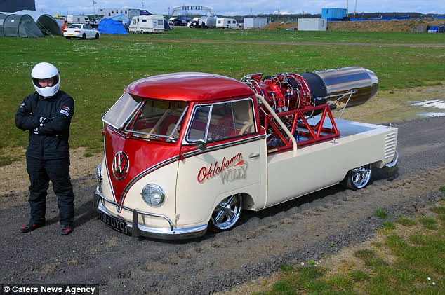 Энтузиаст оснастил пикап VW type 2 Transporter 1958 года реактивным двигателем от истребителя и разогнал до 480 км/ч