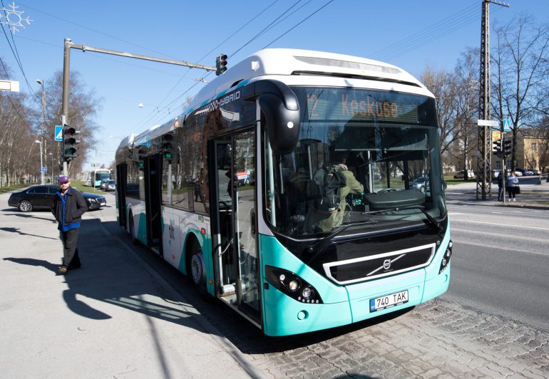 "Комфорт и экология": почему Таллинн отказывается от троллейбусов и переходит на гибридные автобусы