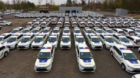 В Украину доставили первую партию гибридных кроссоверов Mitsubishi Outlander PHEV для Национальной полиции