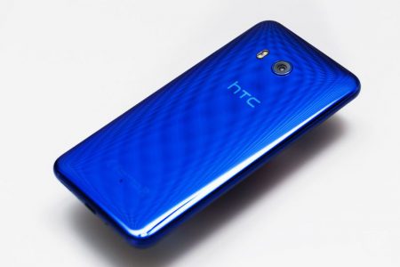 Представлен флагманский смартфон HTC U 11 с чувствительными к нажатиям боковыми гранями