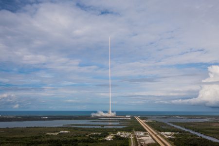 SpaceX впервые запустила уже летавший грузовик Dragon. И посадила одиннадцатую по счету первую ступень Falcon 9