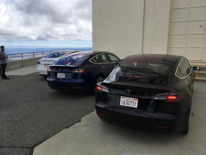 Новые фотографии Tesla Model 3 снаружи и внутри: отсутствие приборной панели и режим автопилота на рычаге управления