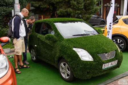 В Киеве начала работу новая служба такси на электромобилях БиоАвто