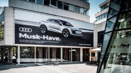 «Musk-Have»: В Audi обыграли имя основателя Tesla, чтобы прорекламировать свой электрокроссовер E-tron Sportback