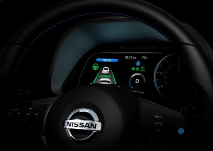 Nissan опубликовал тизерное изображение цифровой приборной панели и видео ассистента ProPILOT обновленного электромобиля Leaf