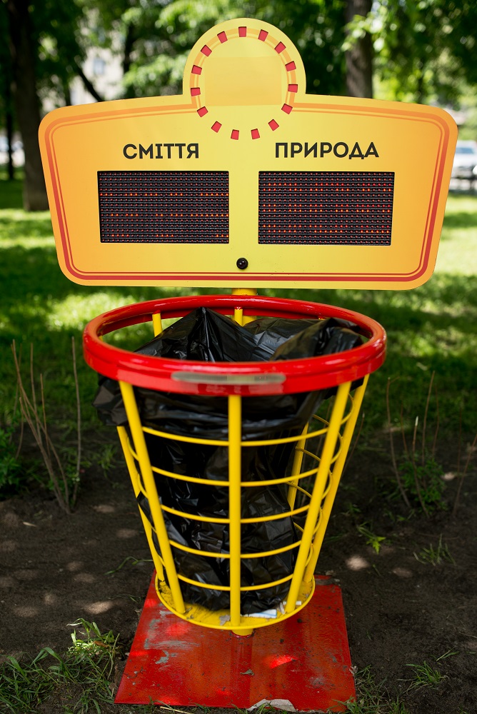 В Киеве появились необычные лавочки с солнечными батареями, бесплатным Wi-Fi и зарядкой для мобильных, а также умные урны для мусора