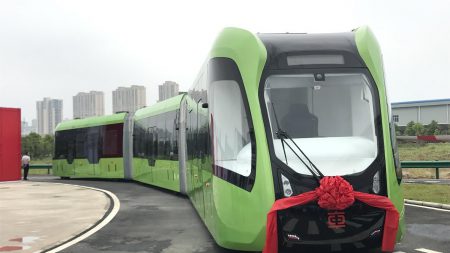 Китайские инженеры представили уникальный «безрельсовый электропоезд»