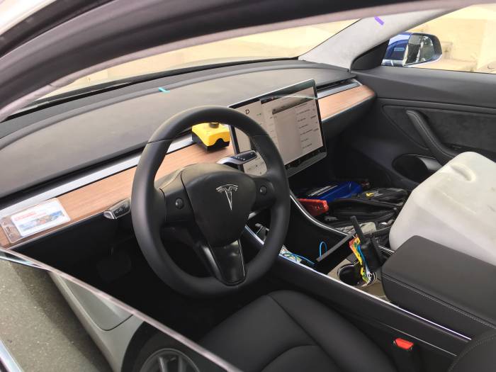 Новые фотографии Tesla Model 3 снаружи и внутри: отсутствие приборной панели и режим автопилота на рычаге управления