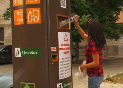 В Харькове появилась умная мусорка, которая выдает сувениры за сданный пластик